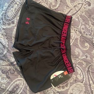 Underarmer power in pink shorts